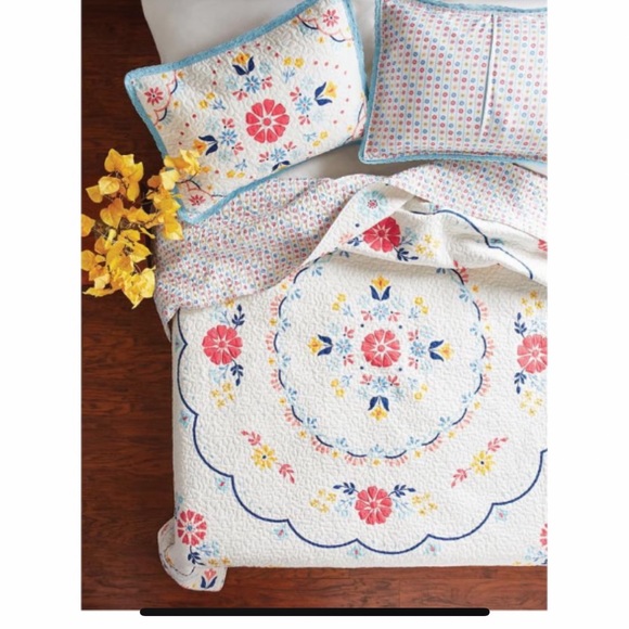 The Pioneer Woman Bedding Pioneer Woman Mazie Medallion King Quilt With Matching King Pillow